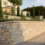 découvrez tout ce qu'il faut savoir sur les murs de soutènement : conseils pour bien choisir les matériaux, astuces d'installation et guide d'entretien pour assurer leur durabilité.