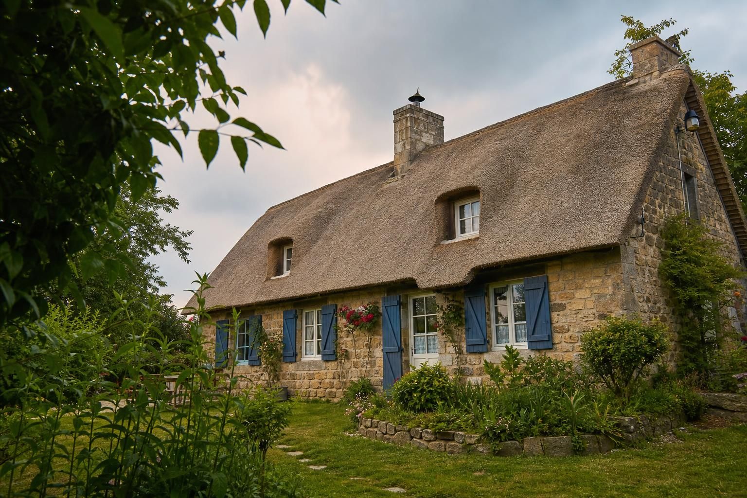 découvrez tout ce qu’il faut savoir sur le toit de chaume, une solution de toiture naturelle et durable, alliant esthétique traditionnelle et performance écologique.