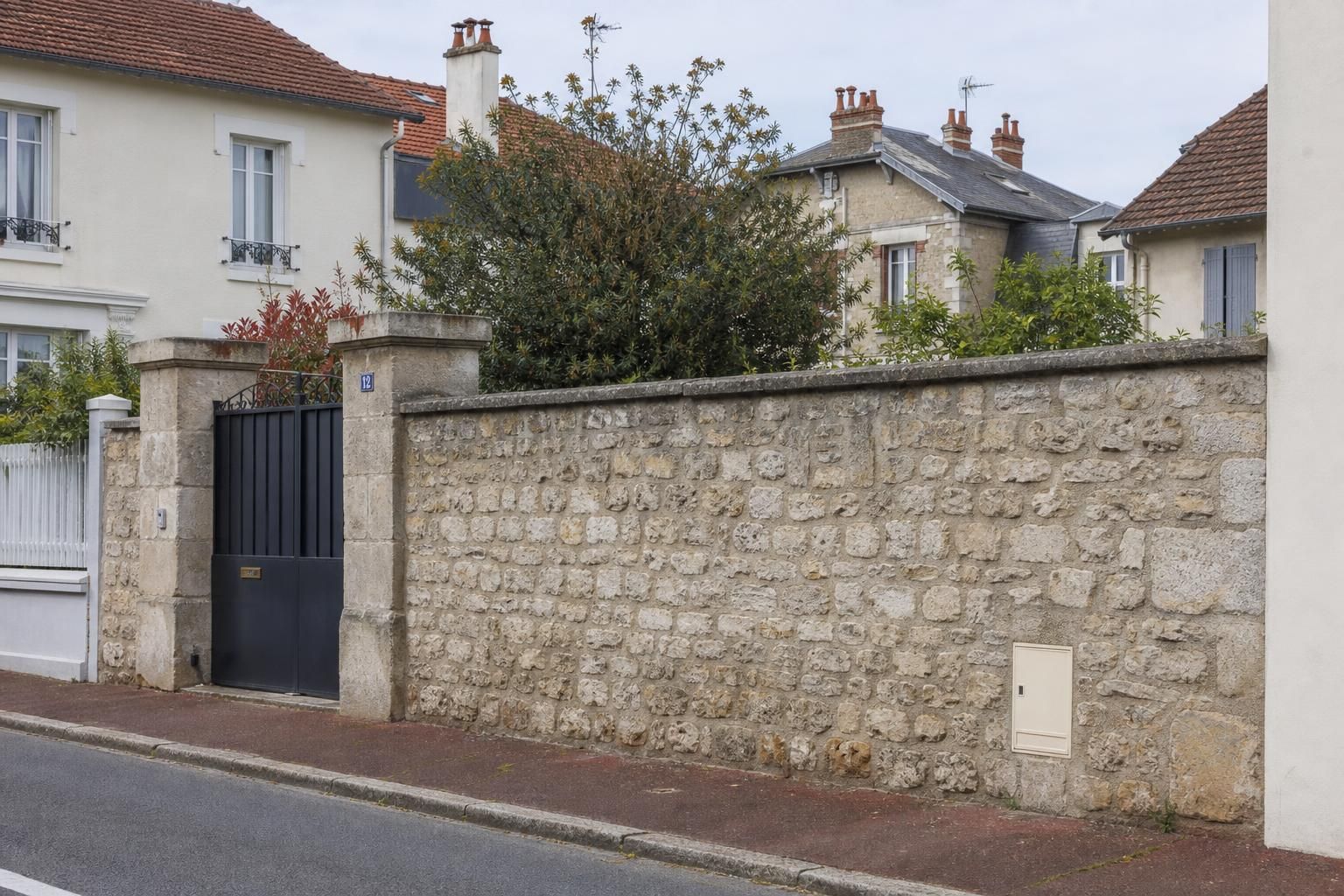 découvrez les règles et décisions clés de la jurisprudence 2026 concernant la hauteur des murs de clôture, pour mieux comprendre vos droits et obligations.