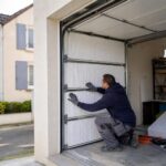 découvrez comment isoler efficacement votre porte de garage pour améliorer le confort thermique de votre maison et réduire vos factures d'énergie grâce à des solutions simples et économiques.